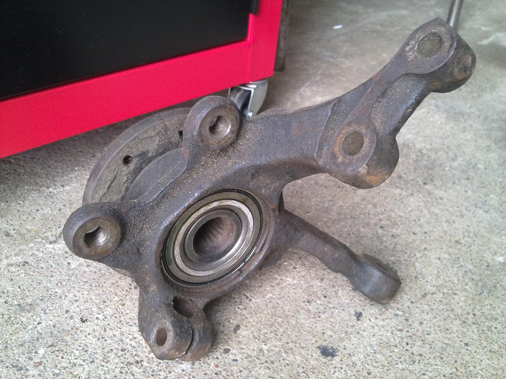 Renault R21 oikean puolen ❞hämähäkki❞ uudella laakerilla. 35€.